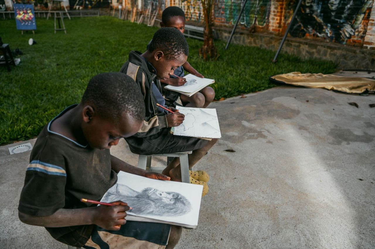 Children in outdoor art class